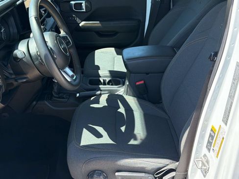 Used 2024 Jeep Wrangler Unlimited Sahara AWD/4WD image 5