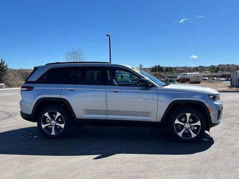 New 2026 Jeep Grand Cherokee Limited w/ Trailer Tow Package AWD/4WD image 6