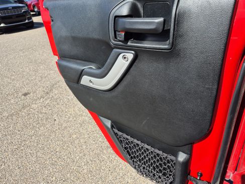 Used 2018 Jeep Wrangler Unlimited Sahara AWD/4WD image 19