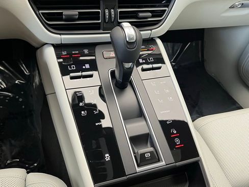 Certified 2025 Porsche Macan AWD/4WD image 11