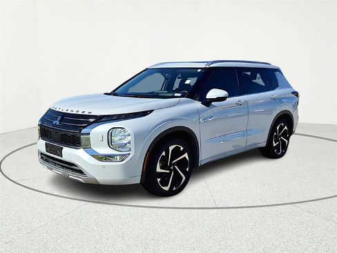 Used 2024 Mitsubishi Outlander 4WD Plug-In Hybrid image 2