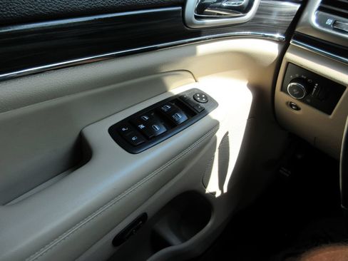 Used 2020 Jeep Grand Cherokee Limited AWD/4WD image 26