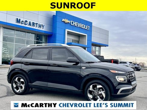Used 2024 Hyundai Venue SEL image 3