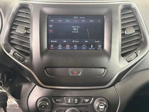 Used 2019 Jeep Cherokee Latitude w/ Popular Appearance Group FWD image 28