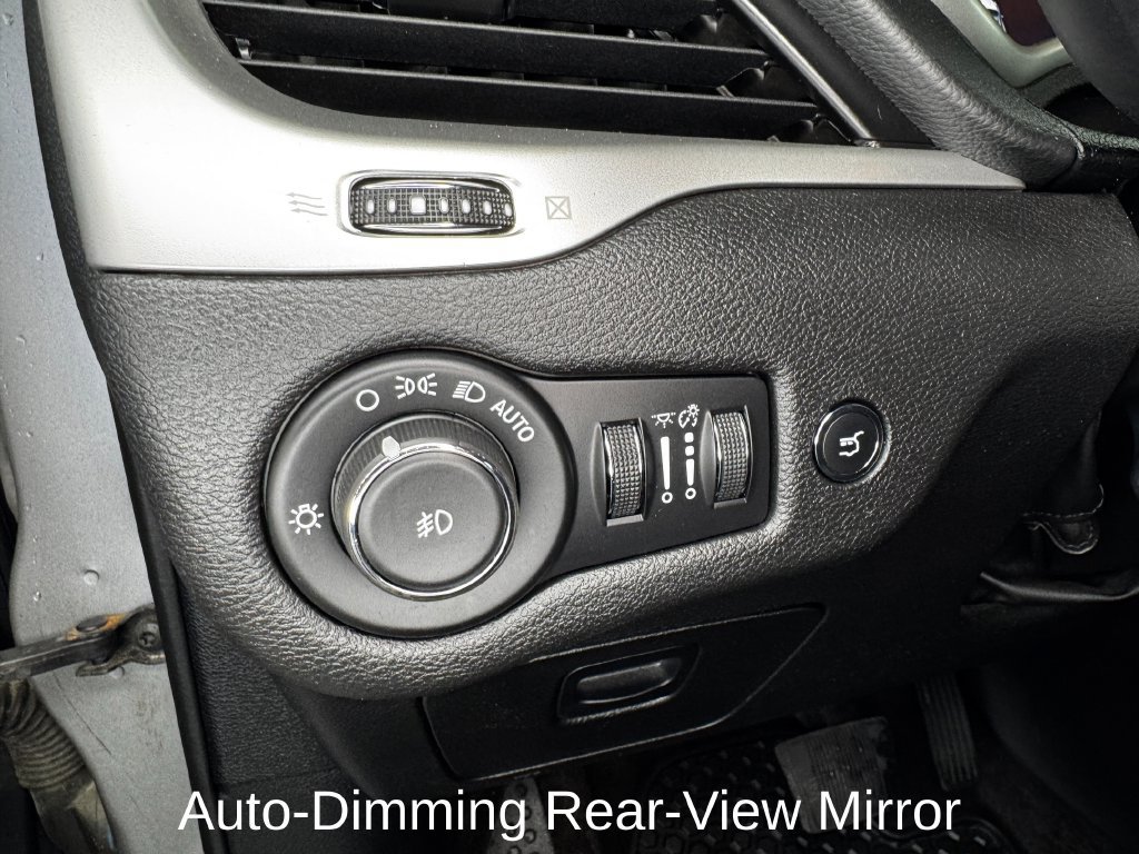 Used 2018 Jeep Cherokee Trailhawk w/ Comfort & Convenience Group AWD/4WD image 12