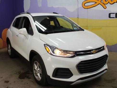 Used 2019 Chevrolet Trax LT w/ LT Convenience Package FWD image 4