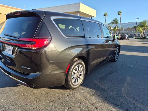 Used 2023 Chrysler Pacifica Touring-L image 7