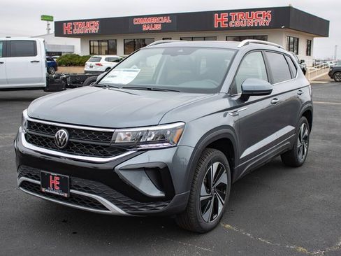 Used 2024 Volkswagen Taos SE image 3