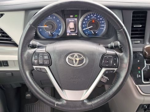 Used 2020 Toyota Sienna XLE Premium FWD image 21