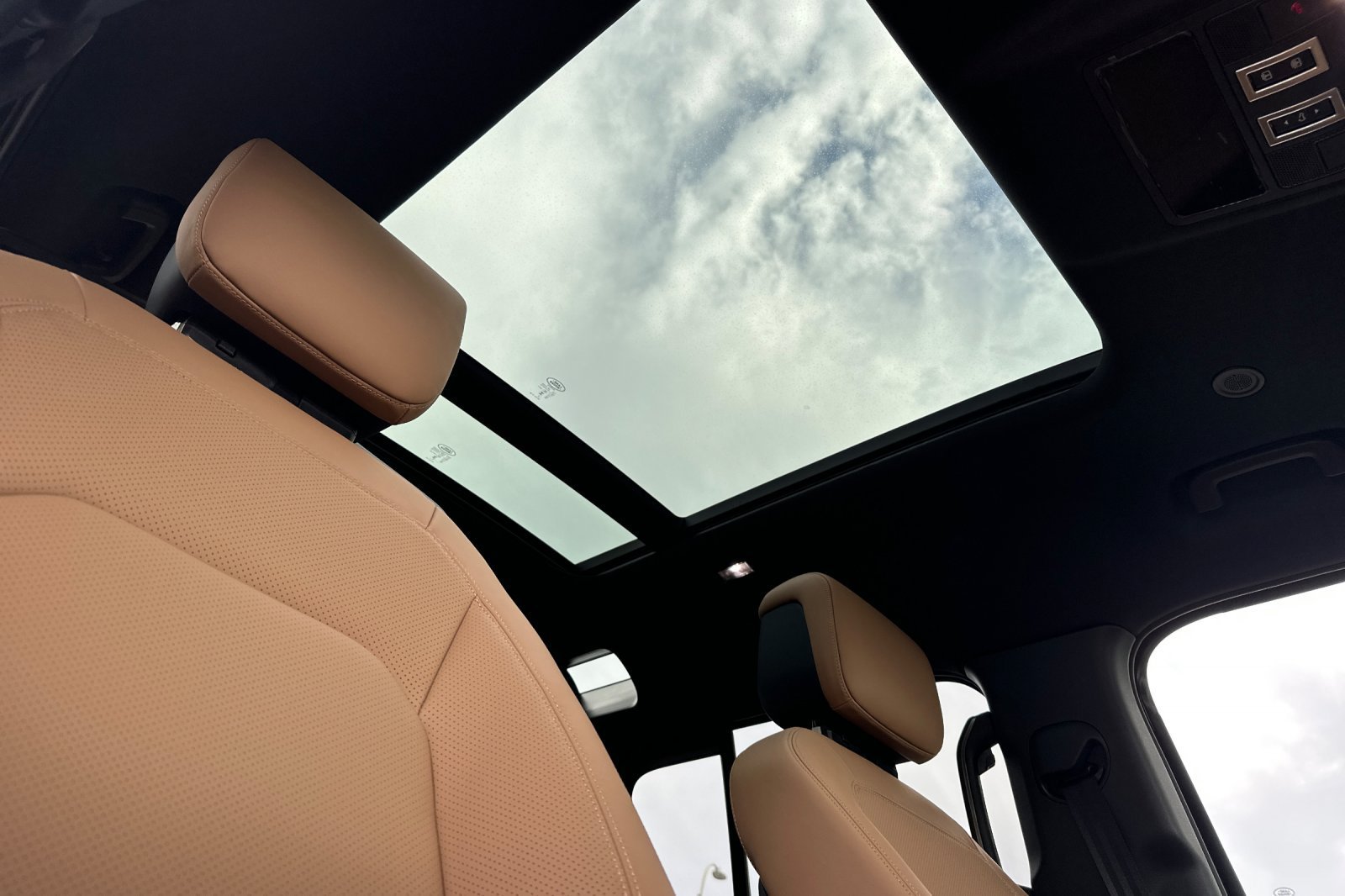 New 2026 Land Rover Defender 110 X-Dynamic SE AWD/4WD image 17