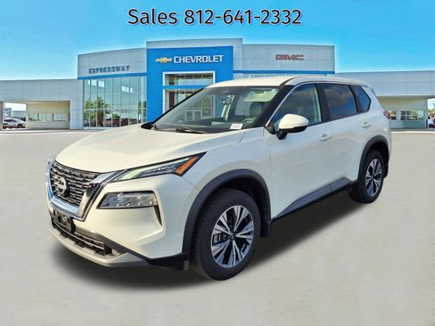 Used 2023 Nissan Rogue SV image 3