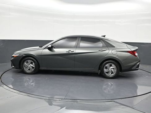 Used 2025 Hyundai Elantra SE image 2