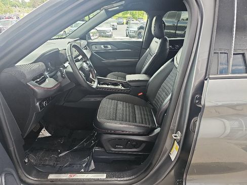 Used 2025 Ford Explorer ST-Line w/ ST-Line Street Pack AWD/4WD image 9