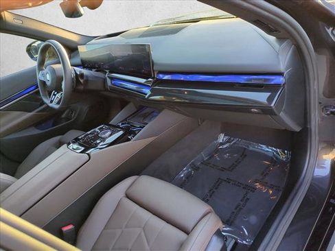 Certified 2026 BMW 550e xDrive w/ Premium Package image 24