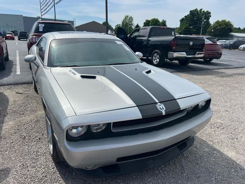 Used 2009 Dodge Challenger SRT8 RWD image 2