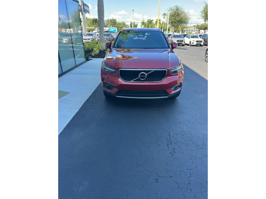 Used 2022 Volvo XC40 T5 Momentum w/ Premium Package AWD/4WD image 2