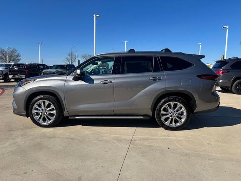 Certified 2025 Toyota Highlander Limited image 2