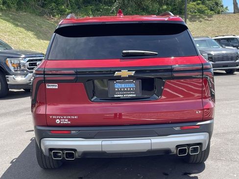 Used 2024 Chevrolet Traverse LT w/ Trailering Package FWD image 4