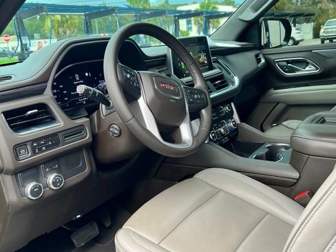 Used 2023 GMC Yukon XL SLT w/ SLT Premium Package RWD image 3