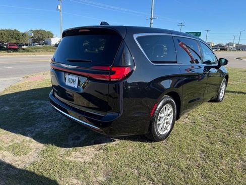Certified 2024 Chrysler Pacifica Touring-L image 7