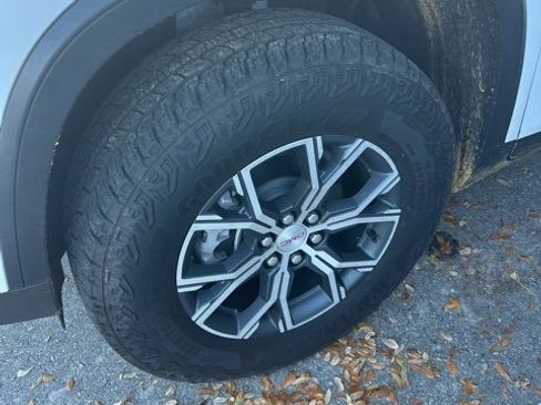 Used 2025 GMC Acadia AT4 w/ Super Cruise Package image 2