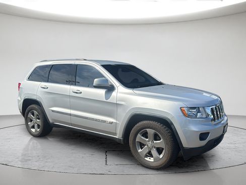 Used 2011 Jeep Grand Cherokee Laredo AWD/4WD image 2