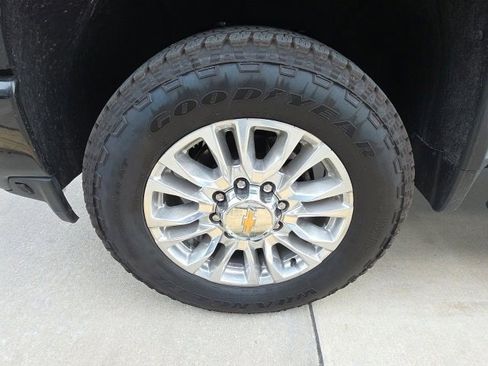 Used 2023 Chevrolet Silverado 2500 High Country w/ Z71 Off-Road Package image 10