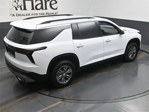 Used 2025 Chevrolet Traverse LT image 38