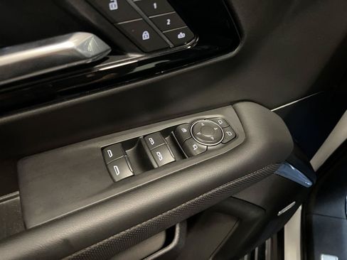 Used 2025 Chevrolet Suburban High Country AWD/4WD image 31