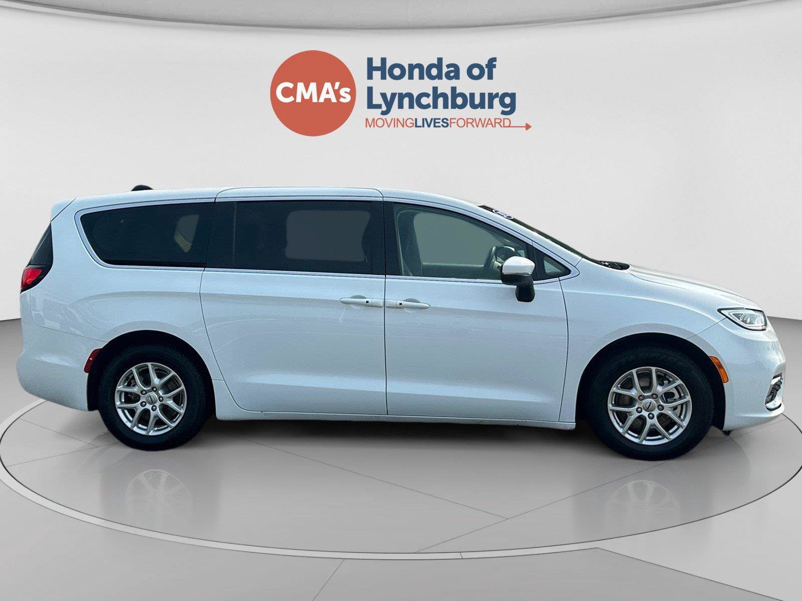 Used 2023 Chrysler Pacifica Touring-L FWD image 6
