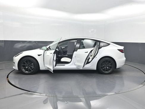 Used 2022 Tesla Model 3 Standard Range RWD image 38