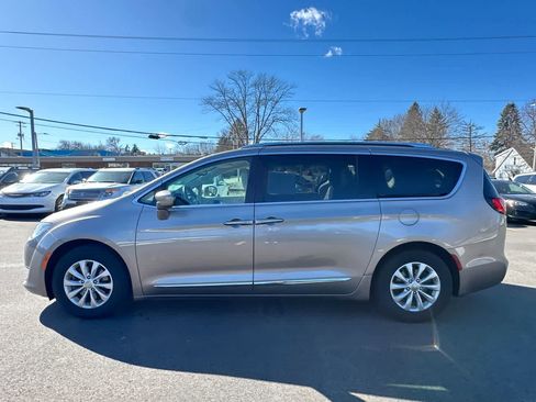 Used 2018 Chrysler Pacifica Touring-L image 10