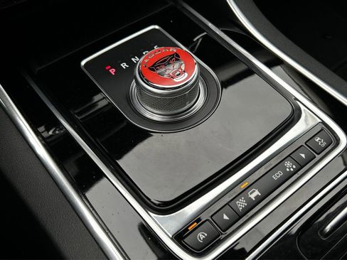 Used 2016 Jaguar XF Prestige image 30