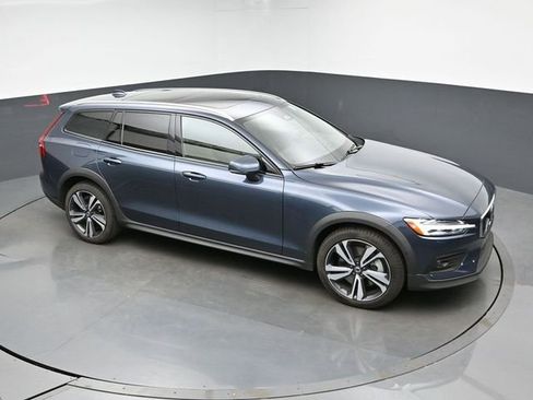 Used 2025 Volvo V60 B5 Cross Country Plus AWD/4WD image 18