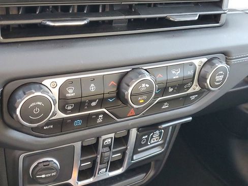 Used 2025 Jeep Wrangler Unlimited Sahara AWD/4WD image 30