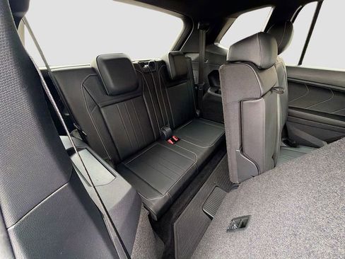 Used 2022 Volkswagen Tiguan SE R-Line image 44