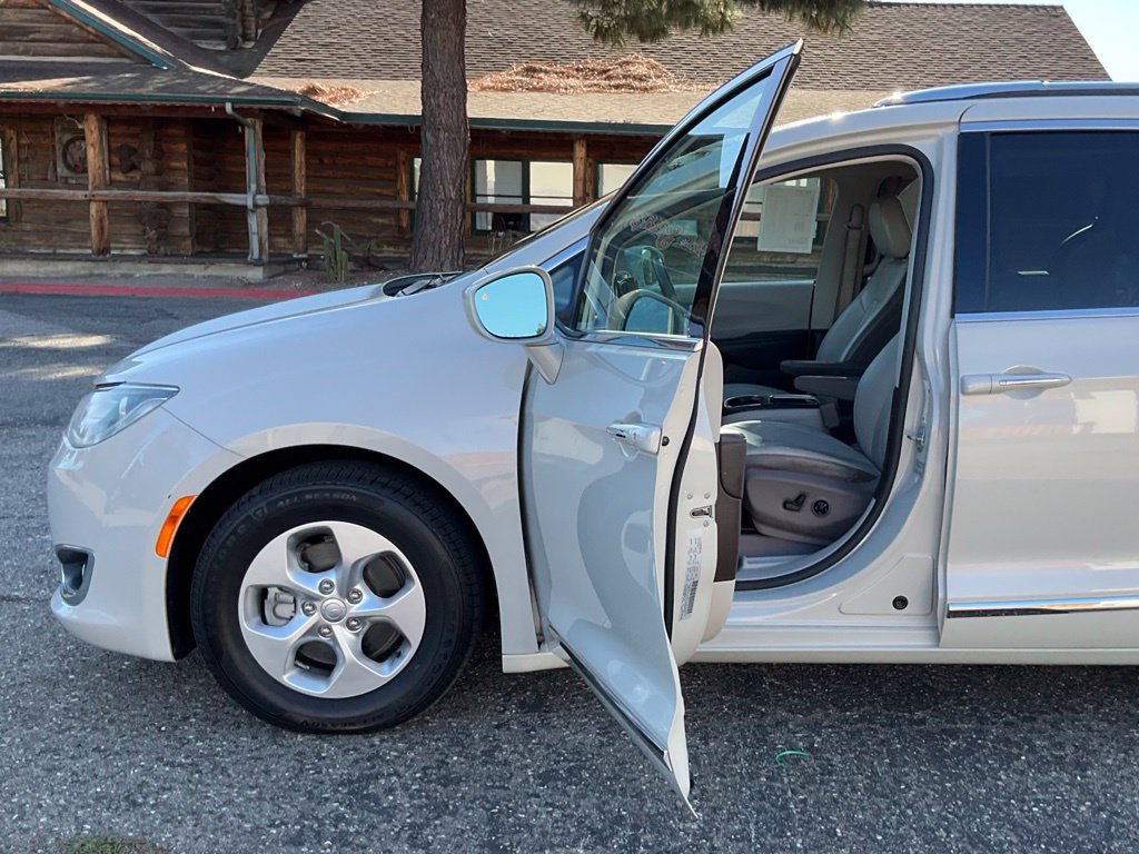 Used 2017 Chrysler Pacifica Touring-L Plus FWD image 37
