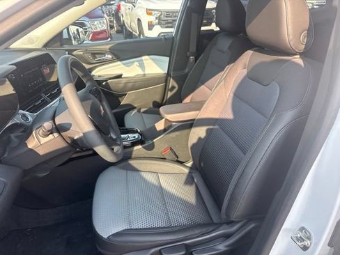 Used 2025 Chevrolet Trax LT FWD image 12