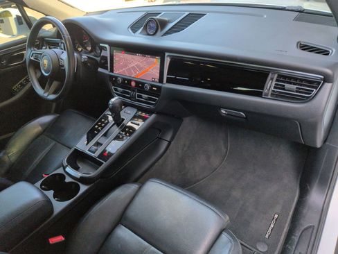 Certified 2022 Porsche Macan image 27