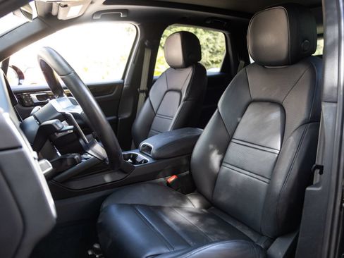 Certified 2023 Porsche Cayenne AWD/4WD image 4