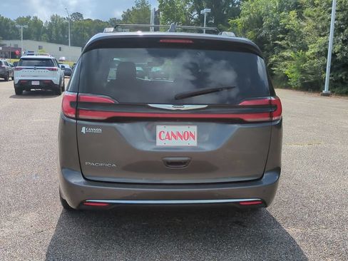 Used 2022 Chrysler Pacifica Touring-L FWD image 6