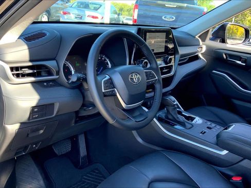 Used 2024 Toyota Highlander XLE image 16