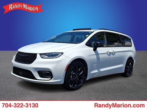 Used 2025 Chrysler Pacifica Limited FWD image 1