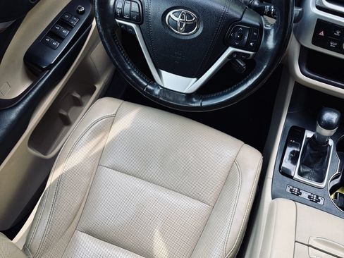 Used 2018 Toyota Highlander Limited Platinum FWD image 4