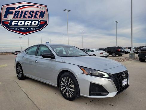 Used 2024 Nissan Altima 2.5 SV FWD image 3