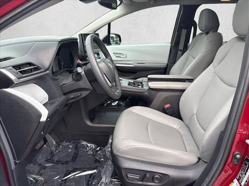 Certified 2025 Toyota Sienna XLE FWD image 10