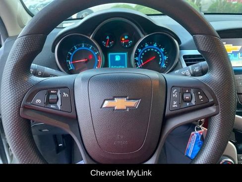 Used 2015 Chevrolet Cruze LT w/ Technology Package FWD image 9