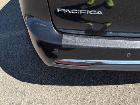 Used 2017 Chrysler Pacifica Touring-L FWD image 6
