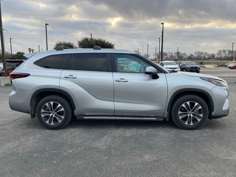 Certified 2024 Toyota Highlander XLE image 4