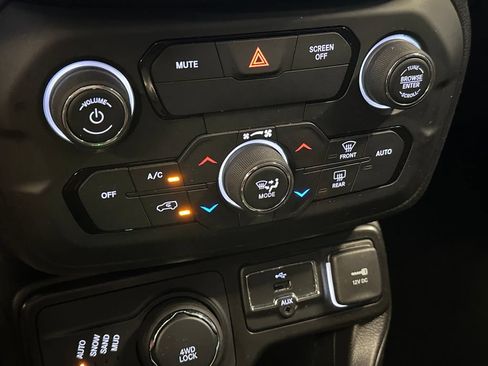 Used 2020 Jeep Renegade Latitude w/ Cold Weather Group AWD/4WD image 14